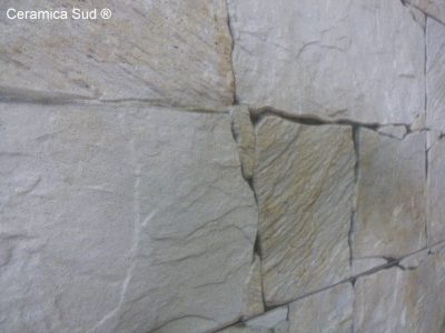 Rivestimento finta pietra chiara spaccata e scalfita in Gres Porcellanato - immagine 4