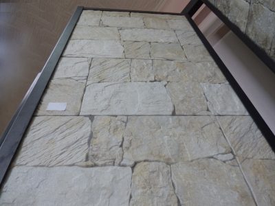 Rivestimento finta pietra chiara spaccata e scalfita in Gres Porcellanato