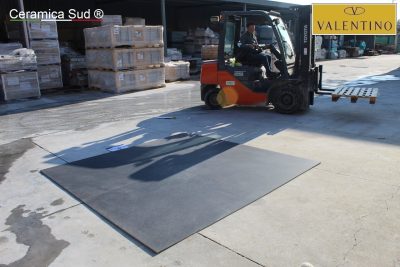 Pavimento quadrato effetto pietra vulcanica di colore scuro nero / antracite 120 x 120 cm. - immagine 7