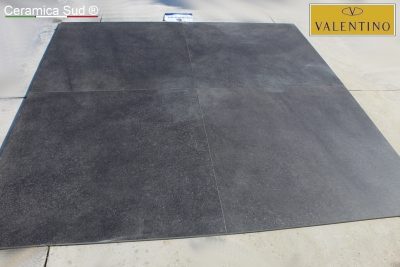 Pavimento quadrato effetto pietra vulcanica di colore scuro nero / antracite 120 x 120 cm. - immagine 9