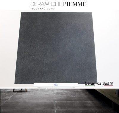 Pavimento quadrato effetto pietra vulcanica di colore scuro nero / antracite 120 x 120 cm.