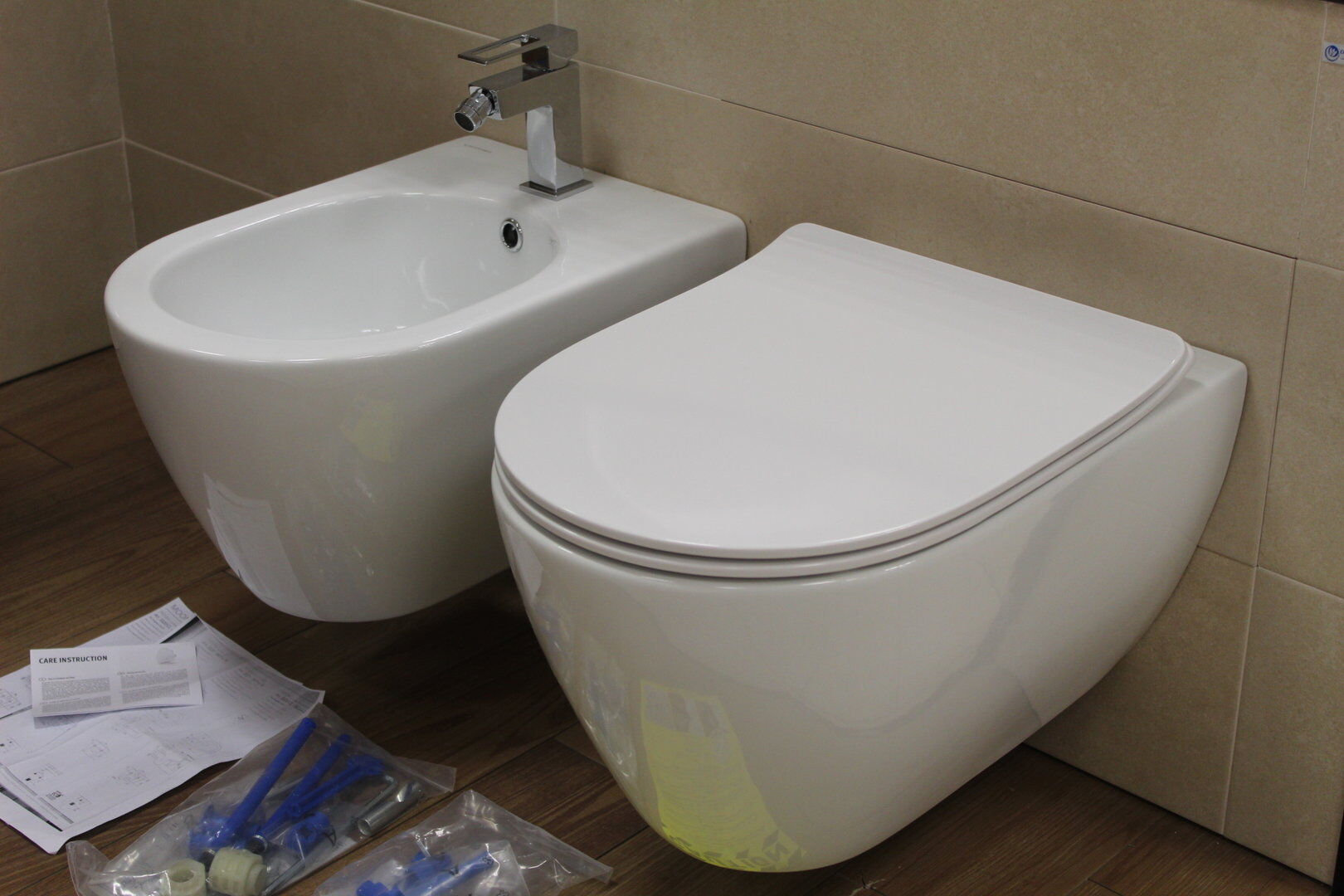 Sanitaires suspendus italiens de 52 cm de large. Rimfree Domus Falerii - Wc  + Bidet + Abattant WC + kit de fixation - South Ceramic