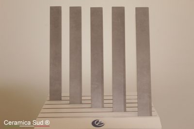 Battiscopa grigio cemento in gres porcellanato antimacchia con smusso 60 x 7 - spessore 0.6 cm.