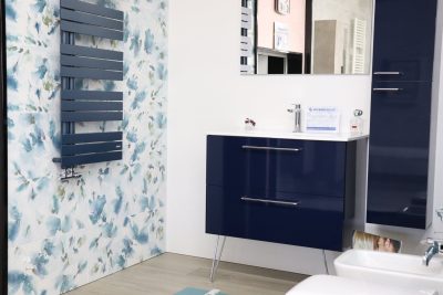 Idea per Piastrellare il bagno con design floreale moderno e smalto antimacchia - immagine 4