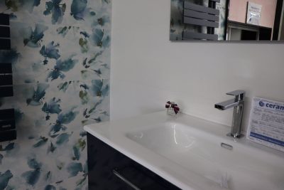 Idea per Piastrellare il bagno con design floreale moderno e smalto antimacchia - immagine 8