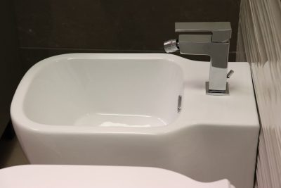 Ett par fyrkantiga sanitetsarmaturer utan kant Domus Faleri - Första val CERTIFIERAD © - bild 7