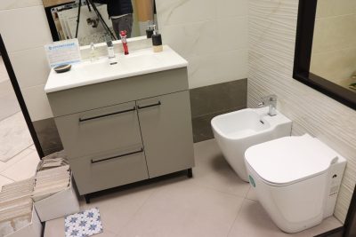 Ett par fyrkantiga sanitetsarmaturer utan kant Domus Faleri - Första val CERTIFIERAD © - bild 9