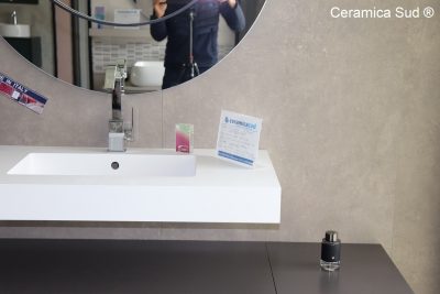Piastrelle maxi formato rivestimento moderno di ambienti bagno effetto cemento grigio - immagine 3