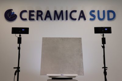 Pavimento effetto pietra Gres Porcellanato bianco/grigio stonalizzato riflessi argento nichel 90 cm. - immagine 3