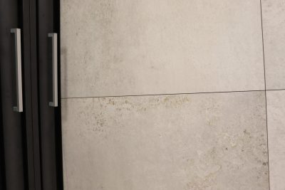 Pavimento effetto pietra Gres Porcellanato bianco/grigio stonalizzato riflessi argento nichel 90 cm. - immagine 13