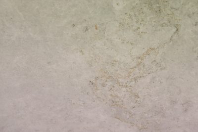 Pavimento effetto pietra Gres Porcellanato bianco/grigio stonalizzato riflessi argento nichel 90 cm. - immagine 14