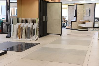 Pavimento effetto pietra Gres Porcellanato bianco/grigio stonalizzato riflessi argento nichel 90 cm. - immagine 19