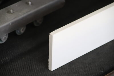 Plinthe blanc absolu FLORIM en grès cérame pleine masse mat 150 cm. x hauteur 6 cm. - image 14