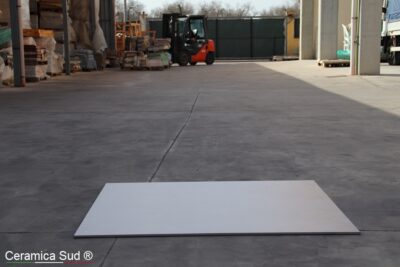Lichtwitte vloer met harseffect 120 x 120 cm. in porselein-steengoed - afbeelding 15