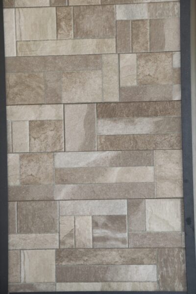 Pavimento da esterno gres porcellanato effetto pietra beige cubetti quadrati geometrici 60 x 15 cm. - immagine 3