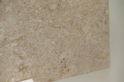 Rivestimento effetto tufo etrusco da esterno  90 x 90 cm. gres porcellanato - immagine 25