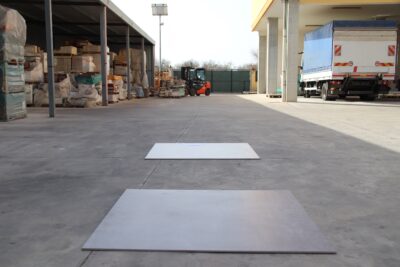 Gespatelde grijze betoneffectvloer 120 x 120 cm. in porselein-steengoed - afbeelding 4