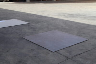 Gespatelde grijze betoneffectvloer 120 x 120 cm. in porselein-steengoed - afbeelding 6