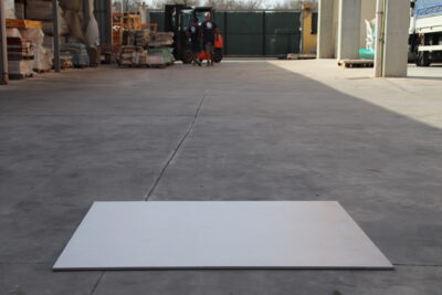 Lichtwitte vloer met harseffect 120 x 120 cm. in porselein-steengoed - afbeelding 13