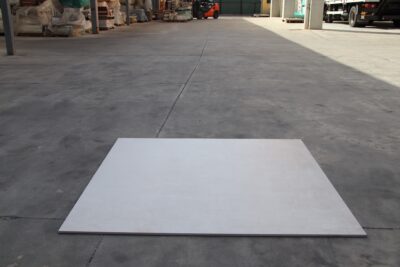 Lichtwitte vloer met harseffect 120 x 120 cm. in porselein-steengoed - afbeelding 11