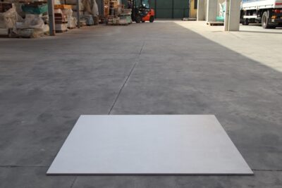 Lichtwitte vloer met harseffect 120 x 120 cm. in porselein-steengoed - afbeelding 10