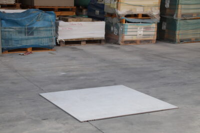 Lichtwitte vloer met harseffect 120 x 120 cm. in porselein-steengoed - afbeelding 9