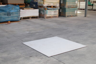 Lichtwitte vloer met harseffect 120 x 120 cm. in porselein-steengoed - afbeelding 8