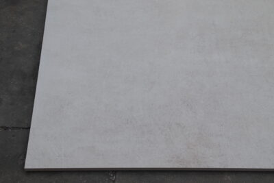 Lichtwitte vloer met harseffect 120 x 120 cm. in porselein-steengoed - afbeelding 4