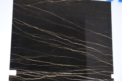 Pavimento e rivestimento nero dorato Sahara noir Effetto marmo in gres porcellanato 120 x 120 cm. - immagine 4