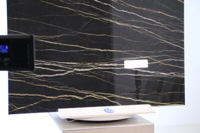 Pavimento e rivestimento nero dorato Sahara noir Effetto marmo in gres porcellanato 120 x 120 cm. - immagine 6