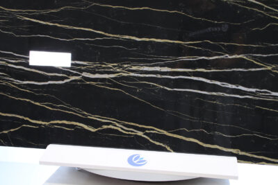 Pavimento e rivestimento nero dorato Sahara noir Effetto marmo in gres porcellanato 120 x 120 cm. - immagine 10