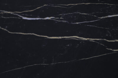 Pavimento e rivestimento nero dorato Sahara noir Effetto marmo in gres porcellanato 120 x 120 cm. - immagine 11