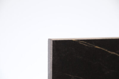 Pavimento e rivestimento nero dorato Sahara noir Effetto marmo in gres porcellanato 120 x 120 cm. - immagine 17
