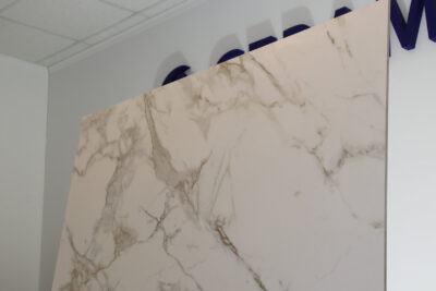 Monocibec indvendigt porcelænsstentøjsgulv med hvid statuer marmoreffekt og 3D-relieffer 120 x 120 cm. - billede 7