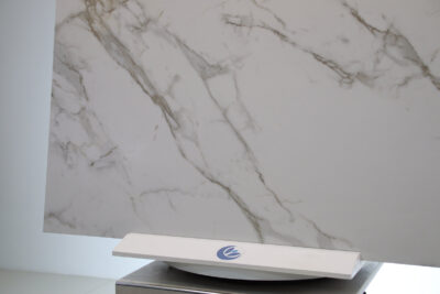 Monocibec indvendigt porcelænsstentøjsgulv med hvid statuer marmoreffekt og 3D-relieffer 120 x 120 cm. - billede 11