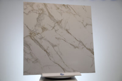 Monocibec indvendigt porcelænsstentøjsgulv med hvid statuer marmoreffekt og 3D-relieffer 120 x 120 cm. - billede 25