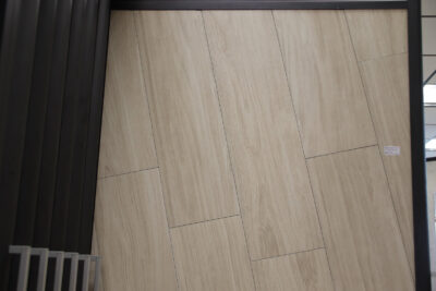 Pavimento effetto legno decapè avorio chiaro gres porcellanato naturale rettificato 22,5 x 119,5 cm. - immagine 4