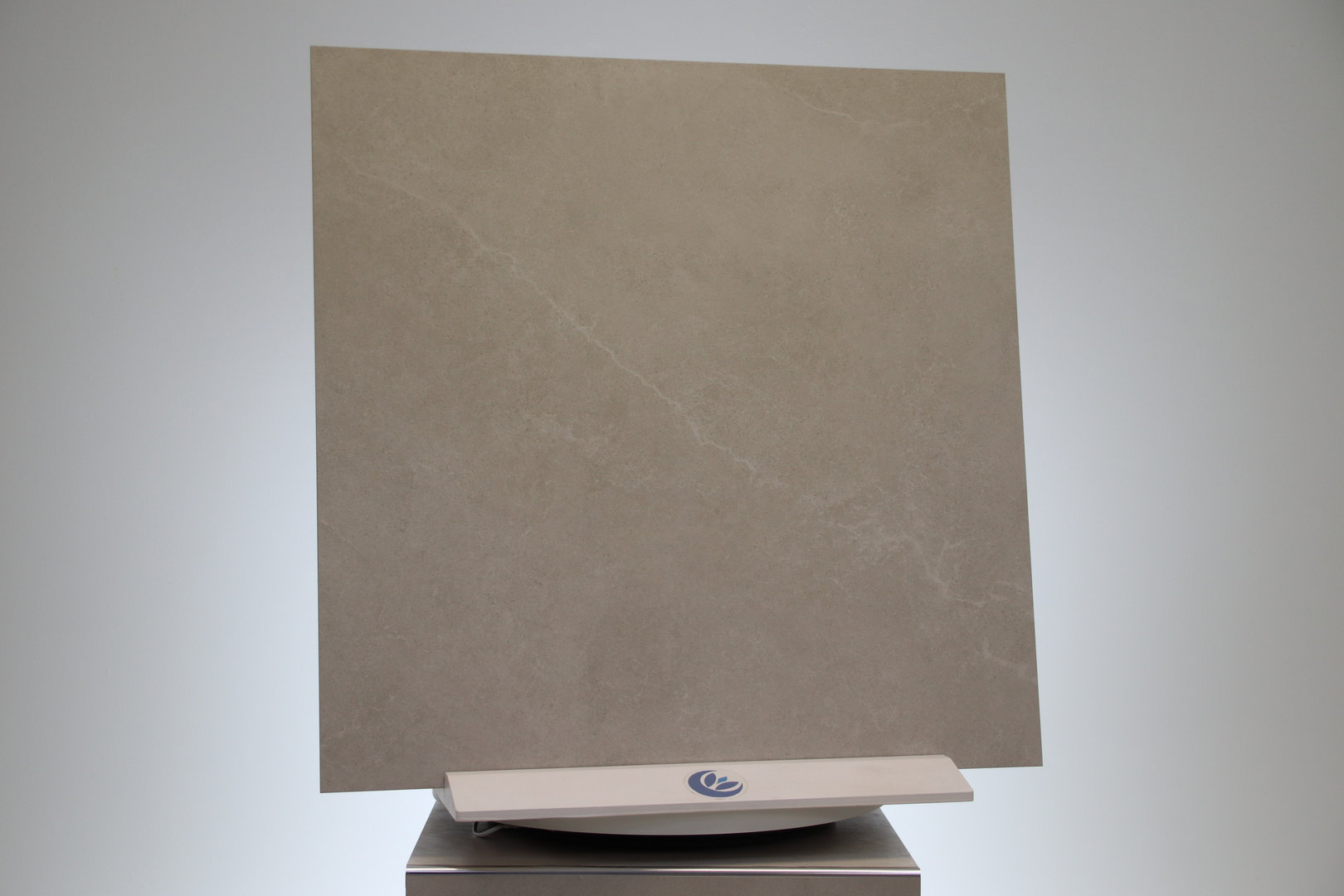 Rivestimento quadrato venatura colore bianco effetto pietra gres porcellanato 90 x 90 cm. - immagine 5