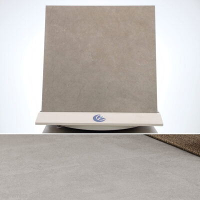 Dunne vloerbedekking voor overlay in porseleinsteengoed met grijs steeneffect 60 x 60 cm.