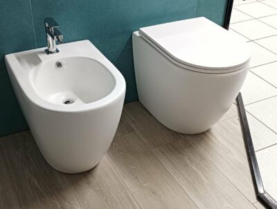 Paar wandbündige, mattweiße Sanitärkeramik der Serie IO – WC + Bidet + Abdeckung – Toilette inklusive – Bild 5