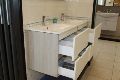 Hängender Badezimmerschrank mit 120 cm zweifarbigem Doppelwaschbecken. - Bild 8