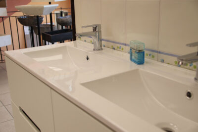 Hängender Badezimmerschrank mit 120 cm zweifarbigem Doppelwaschbecken. - Bild 9