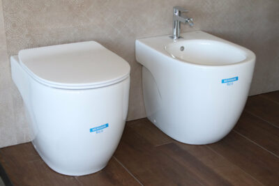 Vorwand-Sanitärkeramik Serie ROCA MERIDIAN Toilette + Bidet + SoftClose-Sitz – ANTI-VERGELBENDE Emaille – Bild 3