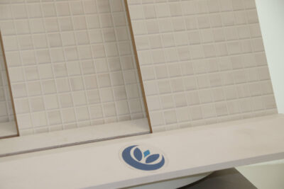 Piastrelle bagno rilievi 3D effetto mosaico toni di bianco 25 x 40 cm. stock economico - immagine 4