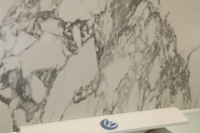 Piastrelle gres maxi lastre Florim Serie Stones 2.0 Arabescato White oniciato 120 x 140 cm. - immagine 13