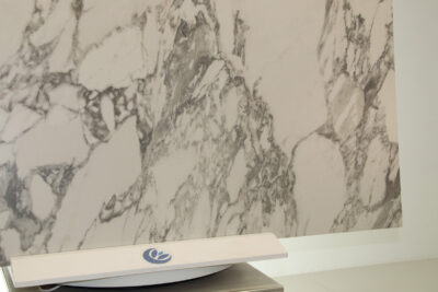 Piastrelle gres maxi lastre Florim Serie Stones 2.0 Arabescato White oniciato 120 x 140 cm. - immagine 14
