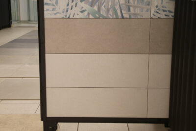 Rivestimento piastrelle bagno design floreali decoro Herberia Maieria Tropical Green 25 x 75 cm. - immagine 6