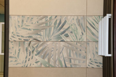 Rivestimento piastrelle bagno design floreali decoro Herberia Maieria Tropical Green 25 x 75 cm. - immagine 9