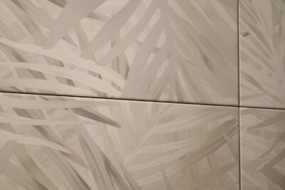 Rivestimento piastrelle bagno design floreali decoro Herberia Maieria Tropical White 25 x 75 cm. - immagine 13