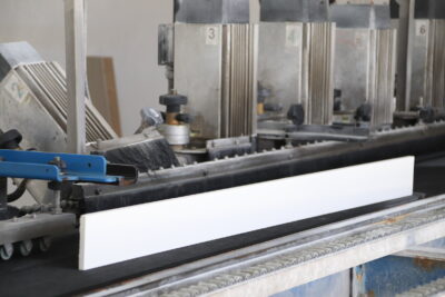 Battiscopa bianco 160 x h. 14 cm. Gres porcellanato impermeabile sostituzione battiscopa legno - immagine 7
